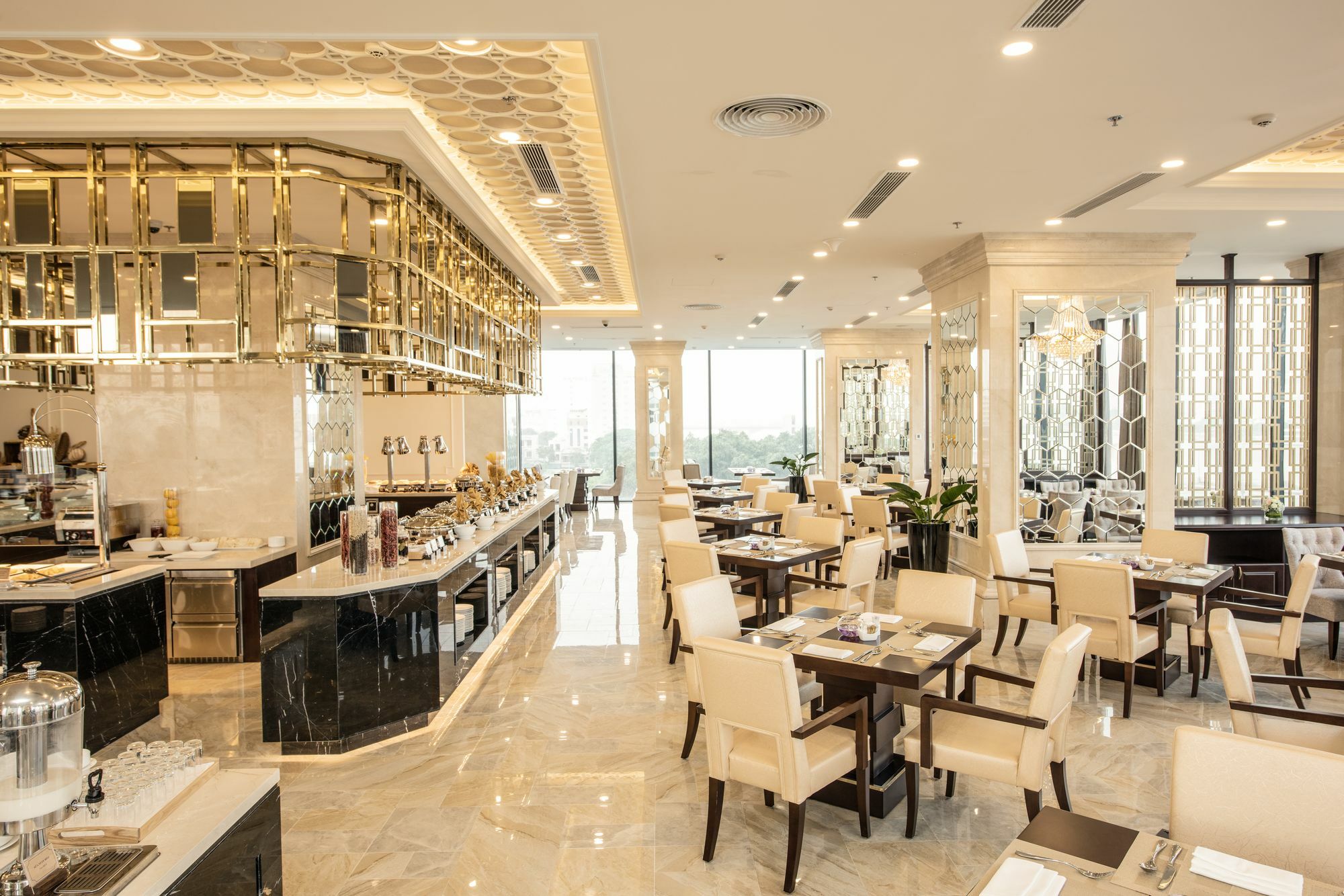 होटल Melia Vinpearl Riverfront 5*