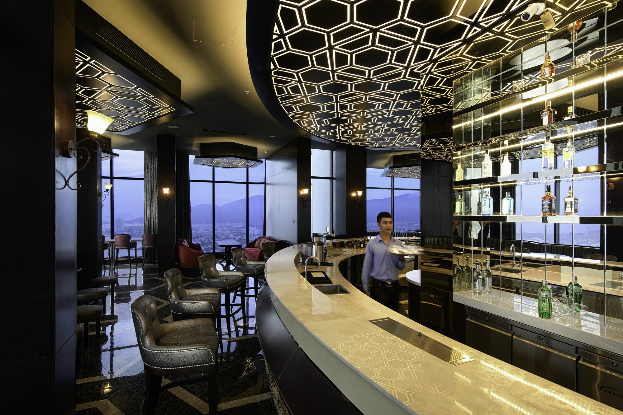 होटल Melia Vinpearl Riverfront 5*